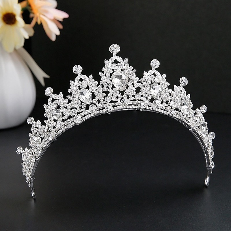 Vương miện cô dâu đính đá pha lê sang trọng