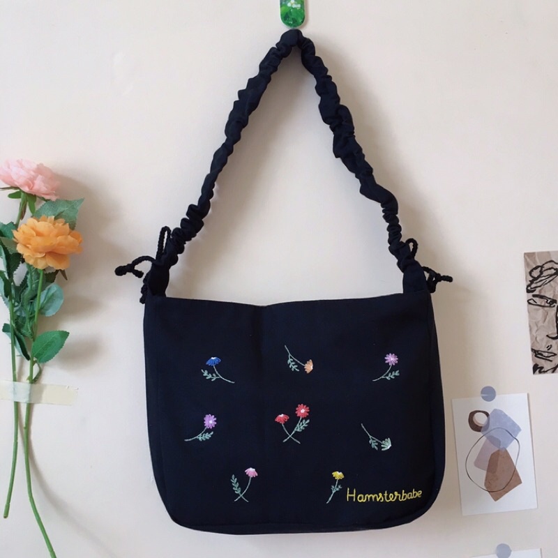 Túi Vải đeo chéo dây rút thêu hoa và tên phong cách unisex