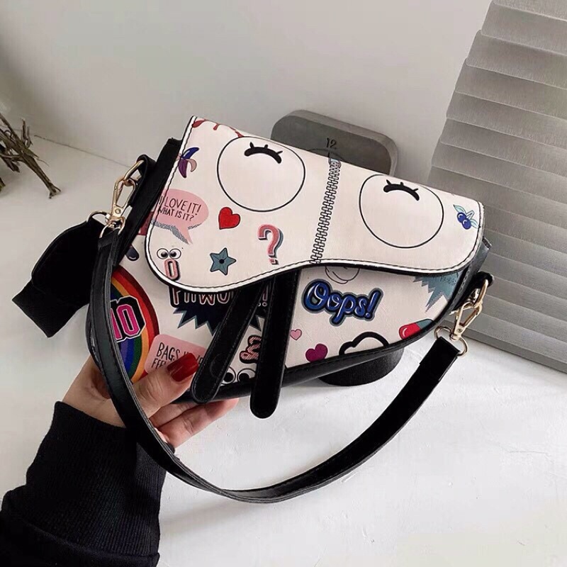 Túi Xách Nữ Hình Yên Ngựa Hoạ Tiết Dễ Thương