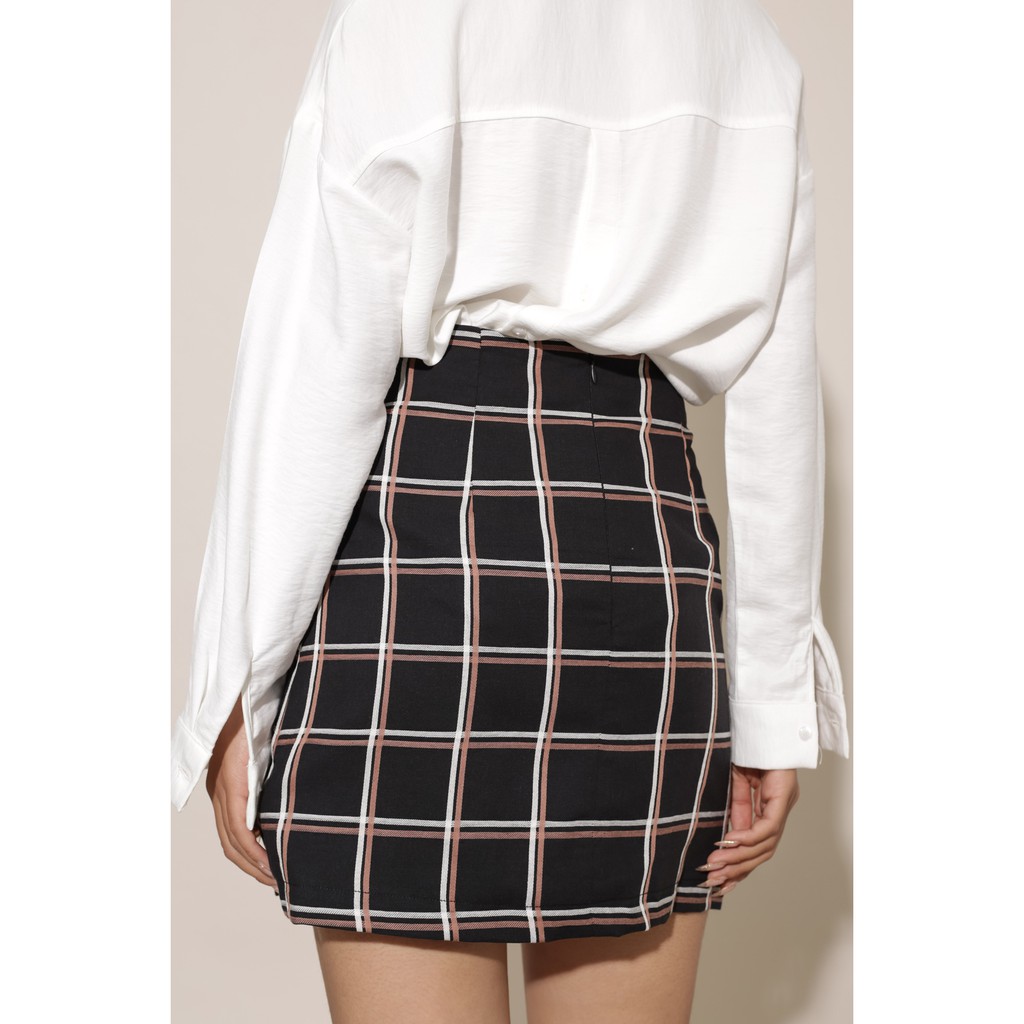 Chân váy nữ kẻ ô đính nút thời trang GAGO button front checked mini skirt màu đen GO3199 | BigBuy360 - bigbuy360.vn