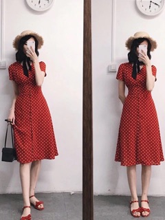 Váy đỏ chấm bi