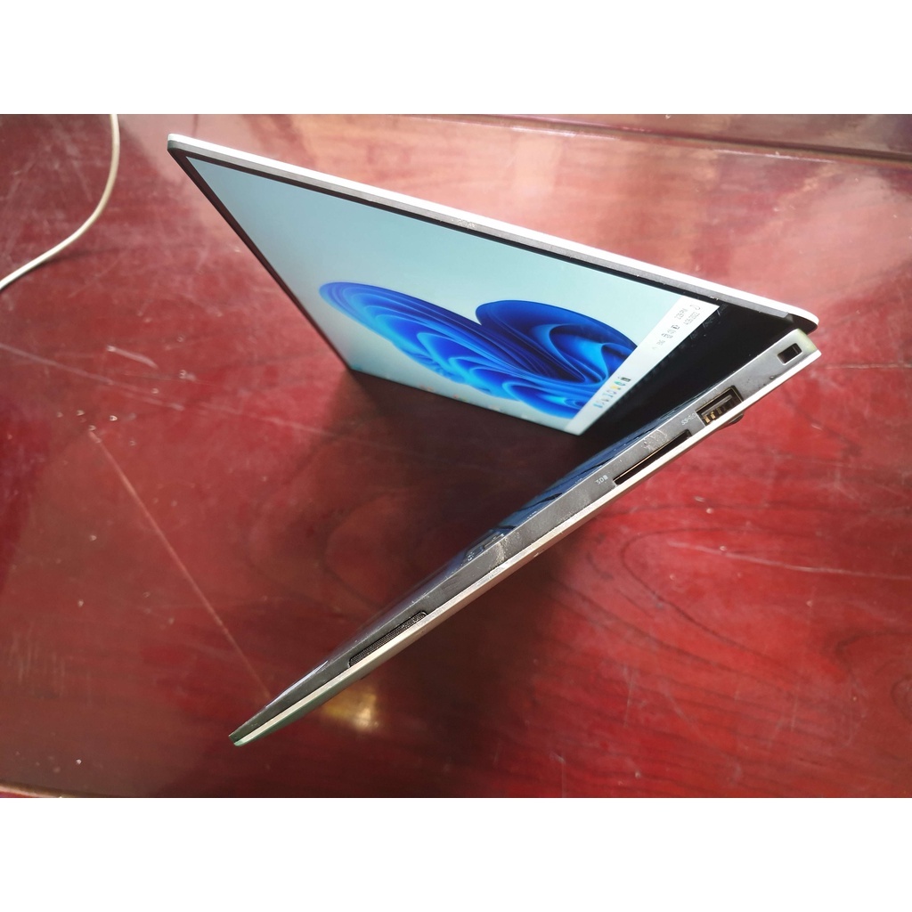 Laptop Dell XPS 9360 l Core i7-7560U l RAM 16 GB l SSD 512GB l Màn 13'3 - 4K - cảm ứng  hàng đẹp 99%