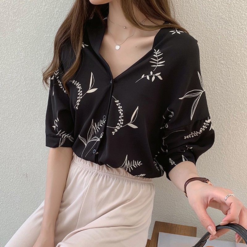 Áo kiểu tay lỡ cổ chữ V hoạ tiết lá in phong cách Hàn Quốc