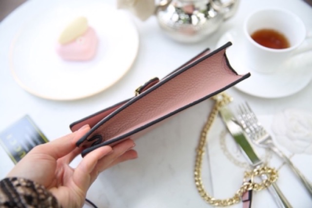 Ví cầm tay có dây đeo