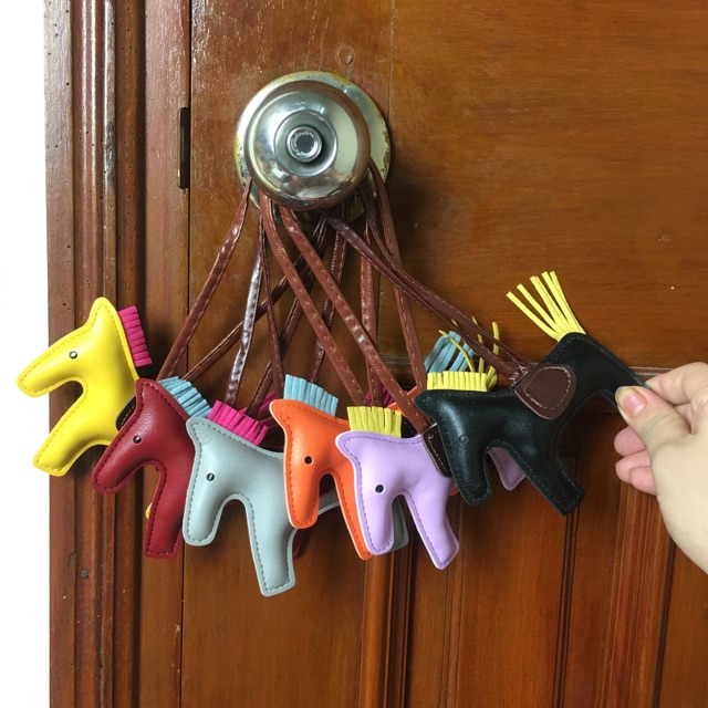 Phụ kiện treo túi HM - Móc ngựa và khăn quấn túi