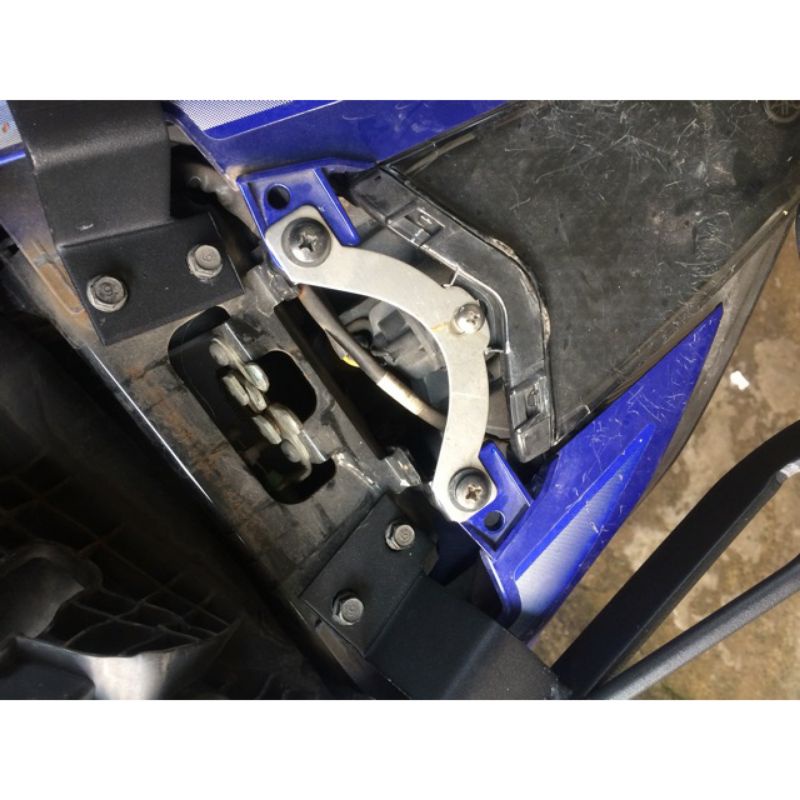 Bát giữ đèn hậu exciter 135 - pát V đuôi đèn / pass đèn hậu EX 135
