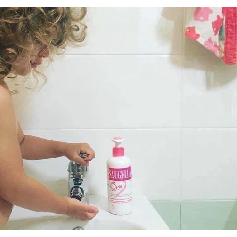 Dung dịch vệ sinh cho bé gái 3-12 tuổi Saugella 200ml Pháp
