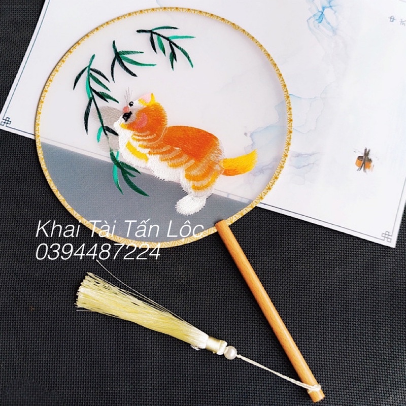 Quạt tròn cổ trang Tô Châu thêu mèo 1 mặt mèo vàng vui đùa