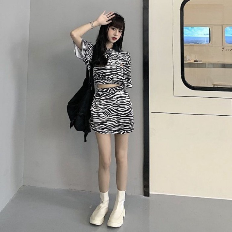[QUÀ TẶNG LÀ KHẨU TRANG BẠN NHÉ] Áo croptop kèm chân váy loang ngựa vằn / Set bộ thời trang nữ trẻ trung năng động | BigBuy360 - bigbuy360.vn