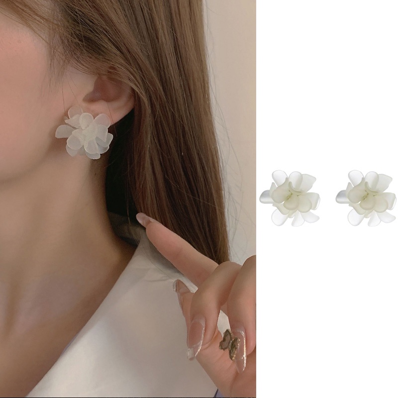 Khuyên tai hình bông hoa nhỏ dễ thương