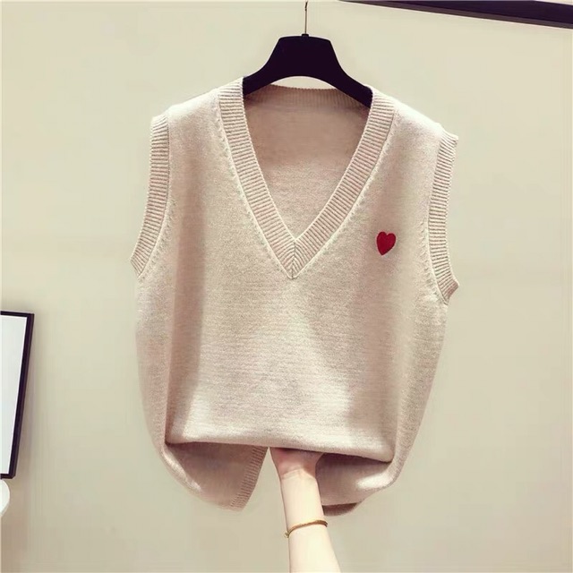 Áo gile len không tay cổ trái tim dáng uzlang cực yêu với trái tim ở ngực | BigBuy360 - bigbuy360.vn
