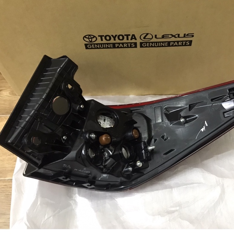 Đèn hậu ngoài Toyota Fortuner  chính hãng -
