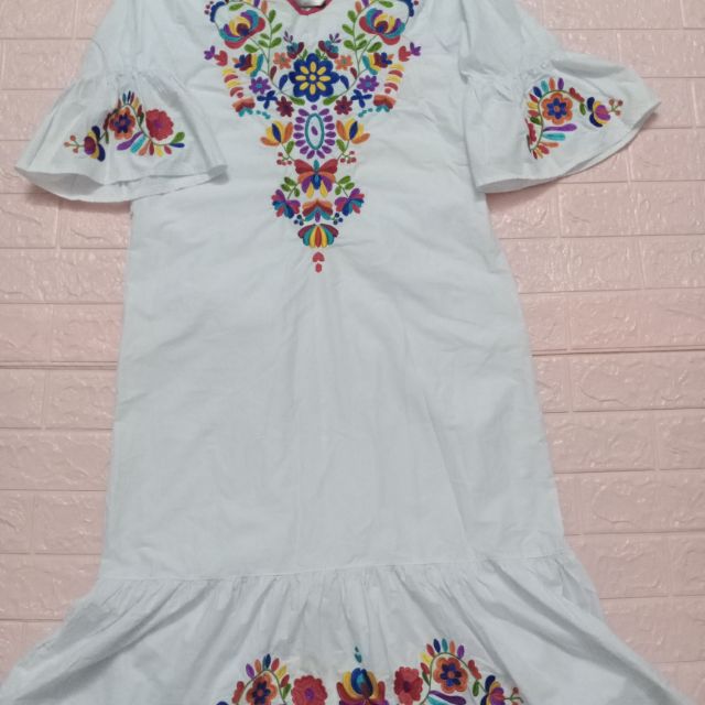 Đầm Zara trắng thêu hoa