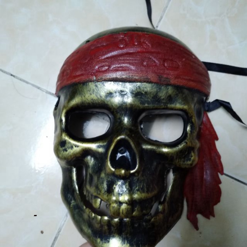 Mặt nạ xương sọ cướp biển