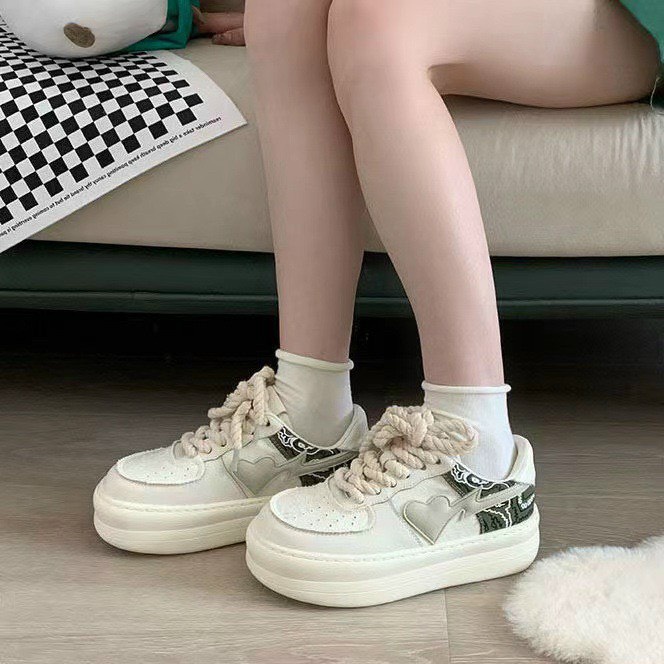Giày thể thao nữ dây xoắn trái trim