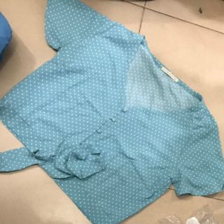 Áo chấm bi cột dây nhiều màu.