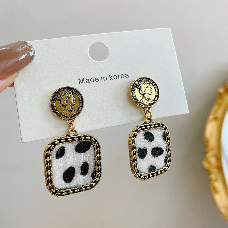 Bông tai họa tiết hoa báo cá tính cho các bạn trẻ trung năng động