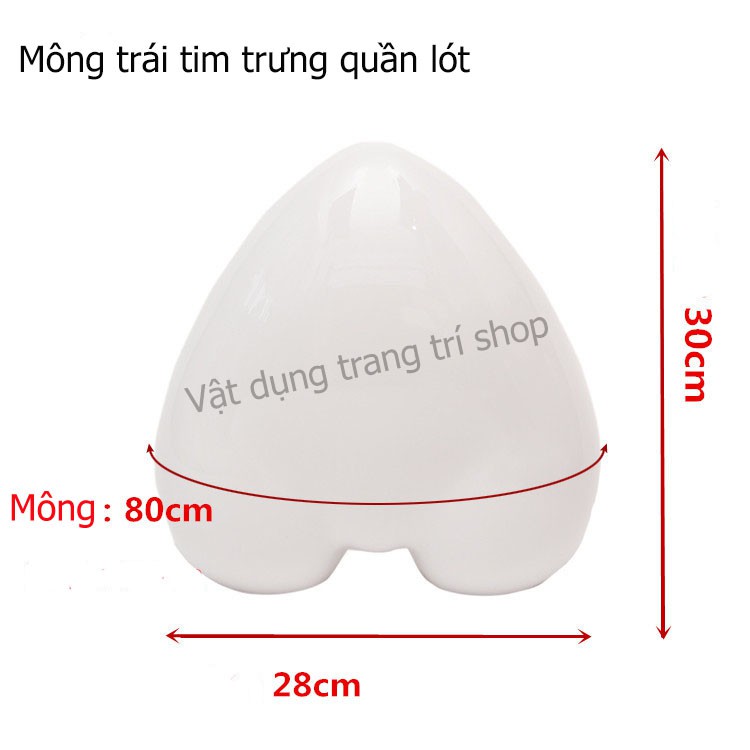 Mông trái tim trưng đồ lót màu trắng