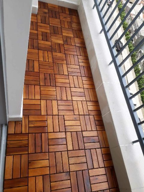 8 tấm ván sàn gỗ lót ban công