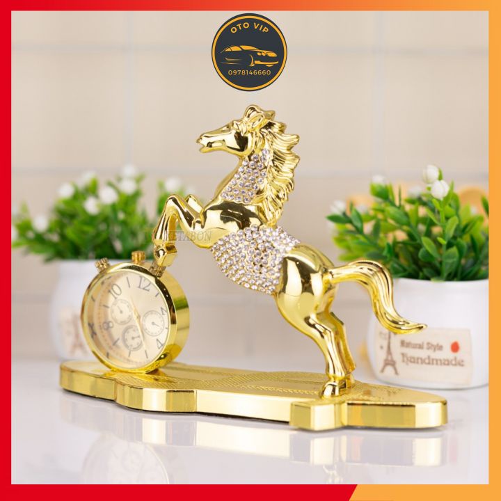 Tượng ngựa phong thủy đặt taplo xe ô tô, xe hơi đính đá kèm đồng hồ và tinh dầu thơm- ý nghĩa mã đáo thành công
