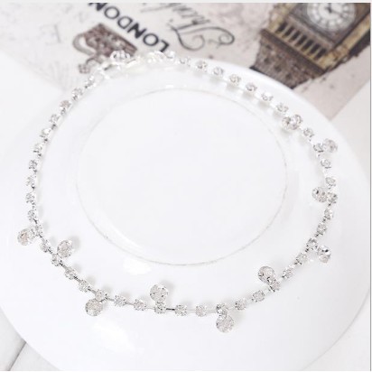 Lắc chân bạc cá tính đính đá sang trọng.