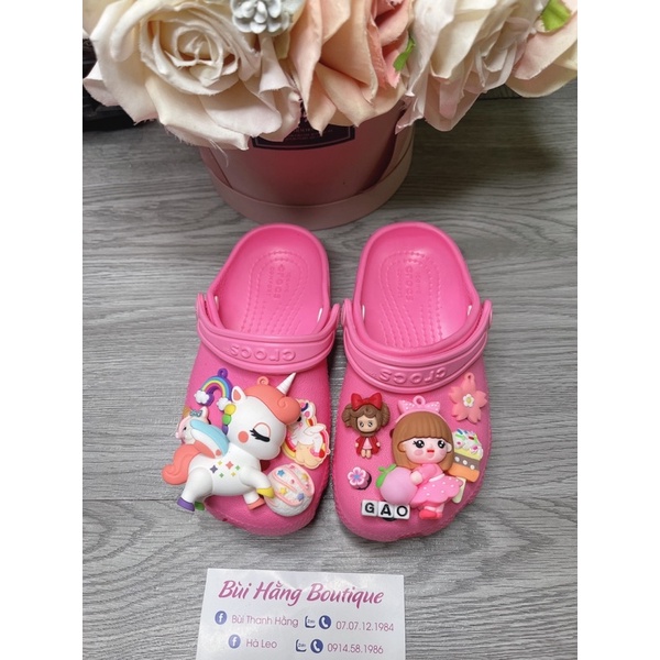 Dép cờ róc nhẹ pony béo và cô gái ôm quả đào