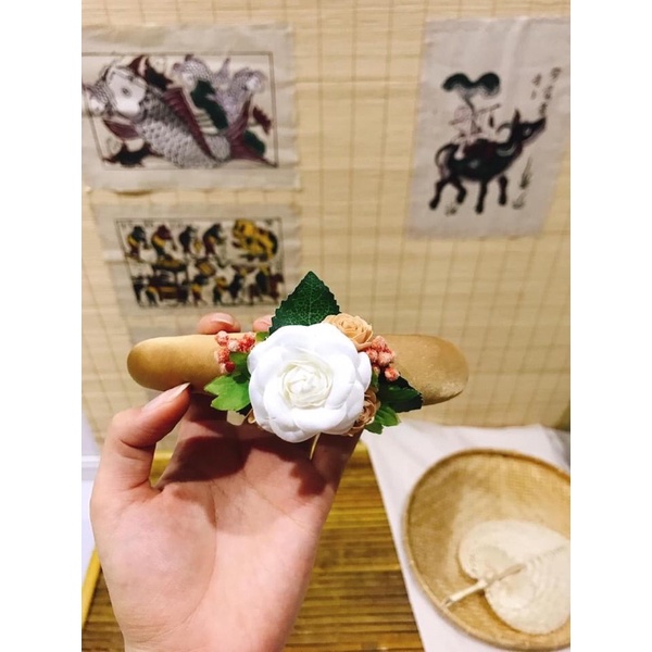 Yếm đào màu đồng đính hoa cho bé chụp sen