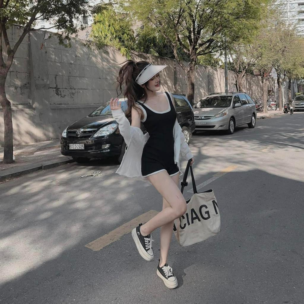 Jum viền thun gân có khóa kéo sau. Có sẵn