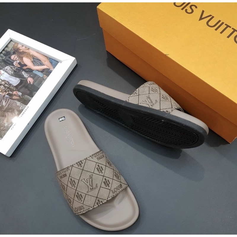 Dép quai ngang LV thời trang nam có hoạ tiết dập vân, Dép lê chống trơn phong cách trẻ trung btshop từ 38 đến 42