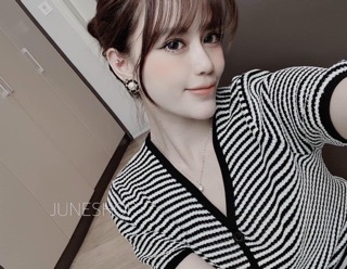 Áo kẻ ngang cổ tim dành cho nữ