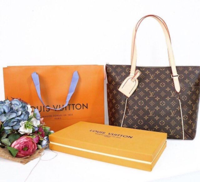 LV shopper sz to