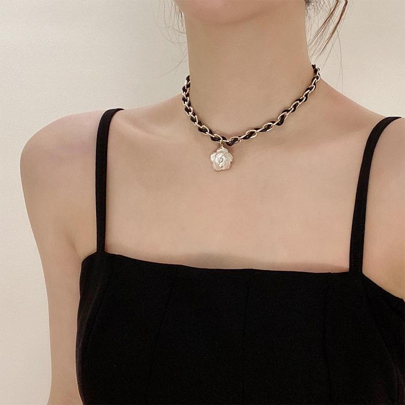 Jiashucheng Xiaoxiangfeng Dây Chuyền Da Bện Phối Mặt Hoa Trà Kim Loại Ngắn Dễ Phối Đồ