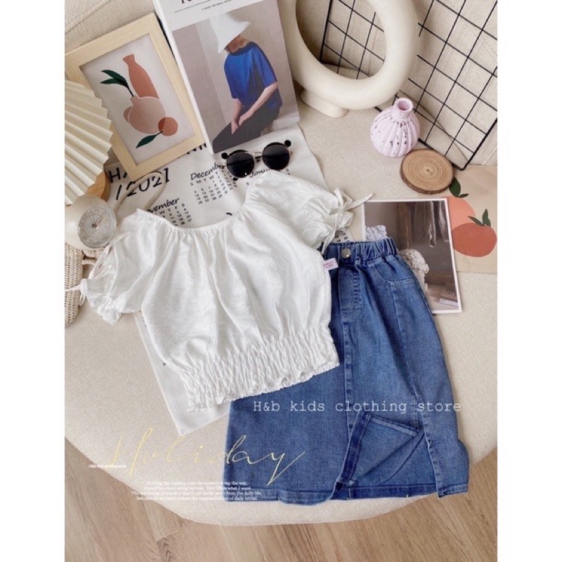 Set áo bo trắng chân váy jean xẻ bé gái