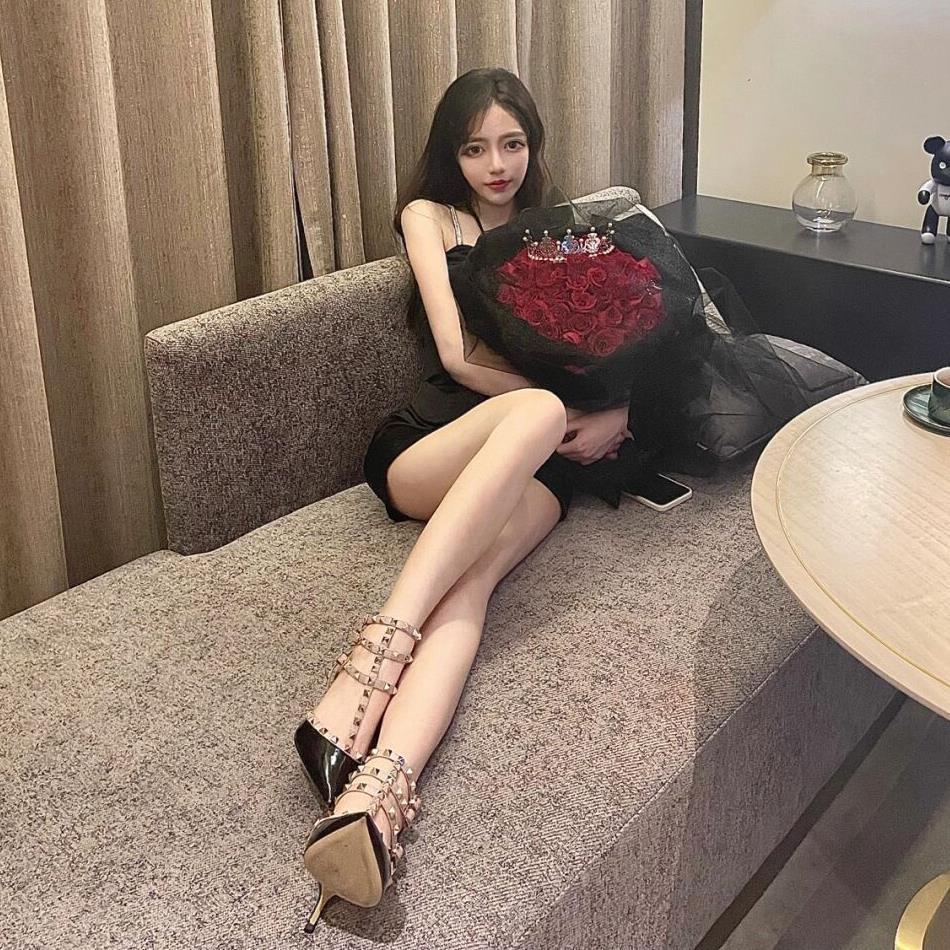 Giày Cao Gót Mũi Nhọn Đính Đinh Tán Màu Đen / Nude Đẹp Mắt Mùa Hè Cho Nữ