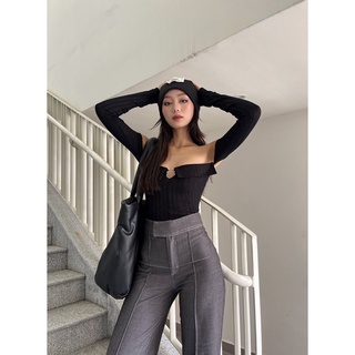 Áo trễ vai đen khoen ngực - liniss