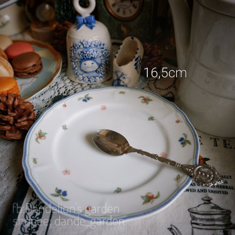 Dĩa bánh viền trái cây vintage