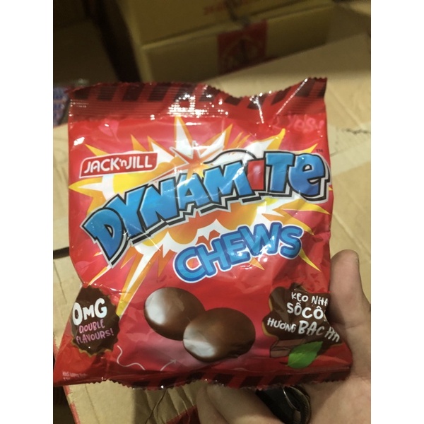 Kẹo nhai socola hương bạc hà Dynamite Chews gói 125g date 12/2023