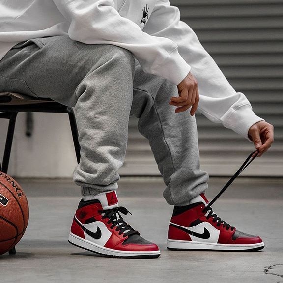 Giày Nike Jordan 1 Chicago 🔴CHÍNH HÃNG🔴Jordan 1 Mid Black Toe  Giày Sneaker Thể Thao Jordan- Simple Sneaker