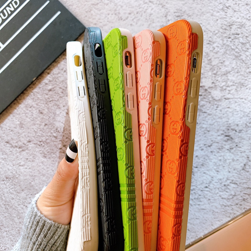 ỐP LƯNG DA DẬP NỔI FULL VIỀN BẢO VỆ CAMERA DÀNH CHO IPHONE GUCCI - N2772