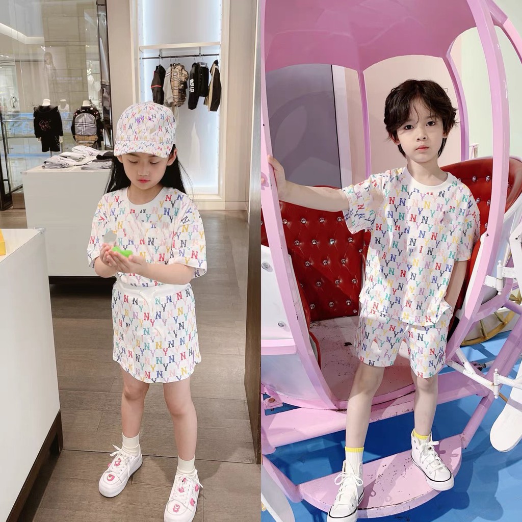 Trẻ em mùa hè mới bé trai và bé gái cổ tròn in chữ đủ màu áo phông ngắn tay + quần short hoặc váy nửa phù hợp