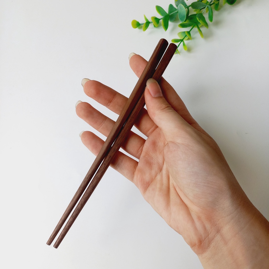 Đũa Gỗ Óc Chó 19cm Tập Ăn Cho Bé, Đũa Ngắn Decor Trang Trí Chụp Ảnh Của Vitrapro
