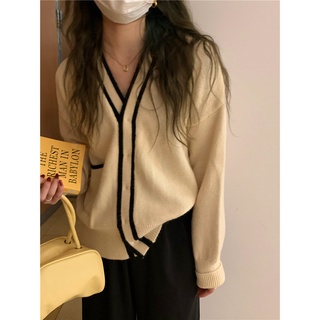 Áo len trắng cổ V viền đen