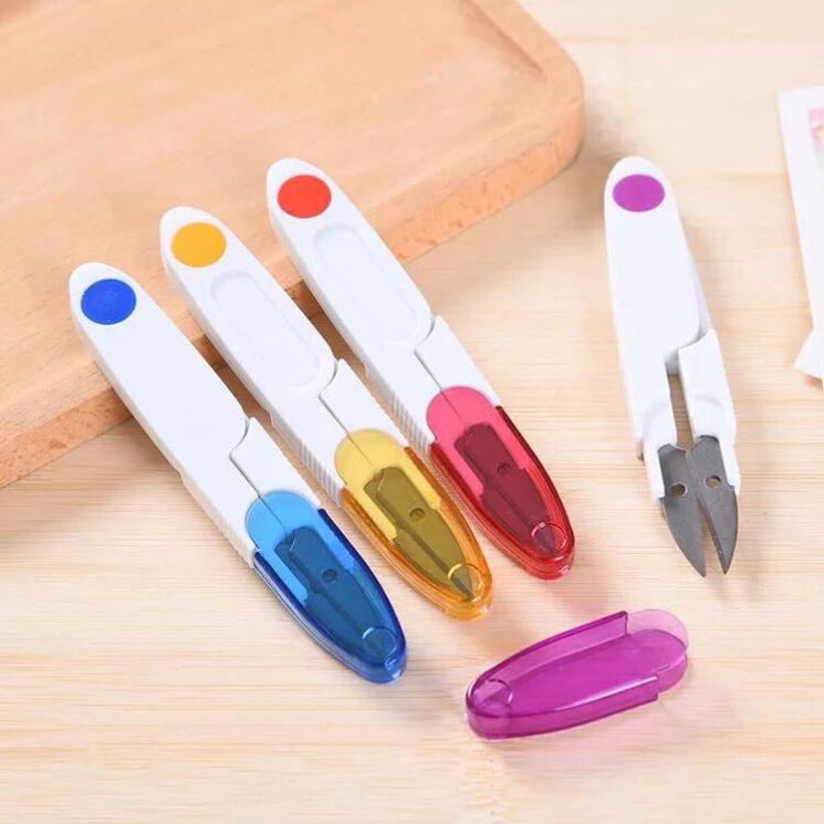 Kéo cắt chỉ có nắp đậy nhiều màu