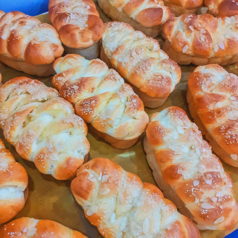 Bánh mì hoa cúc hạnh nhân/chà bông mặn - bánh mì nho dừa