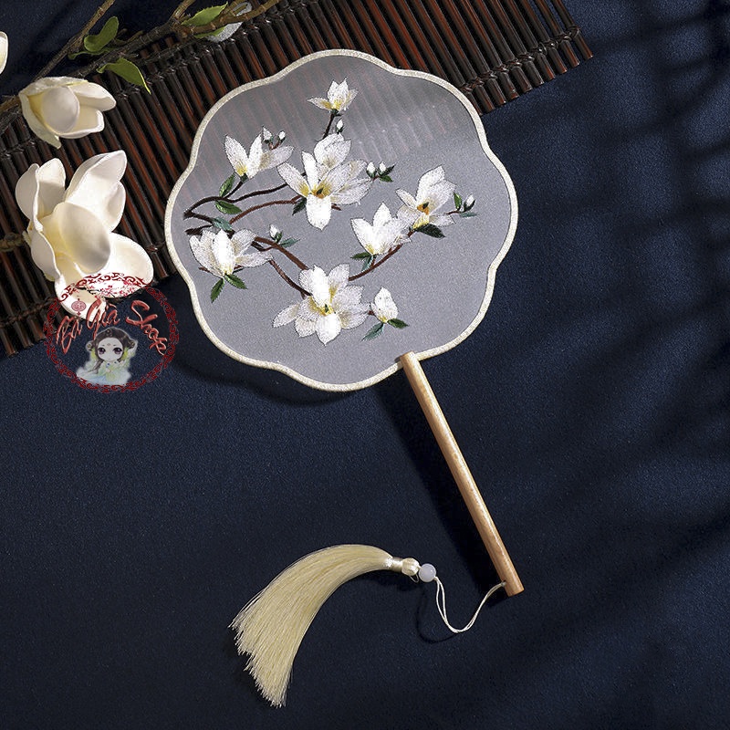 Quạt tròn quạt thêu trưng bày
