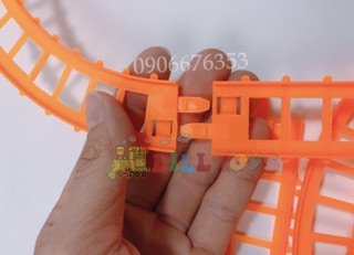 HỘP ĐỒ CHƠI TÀU LỬA ĐƯỜNG RAY THOMAS CHẠY PIN