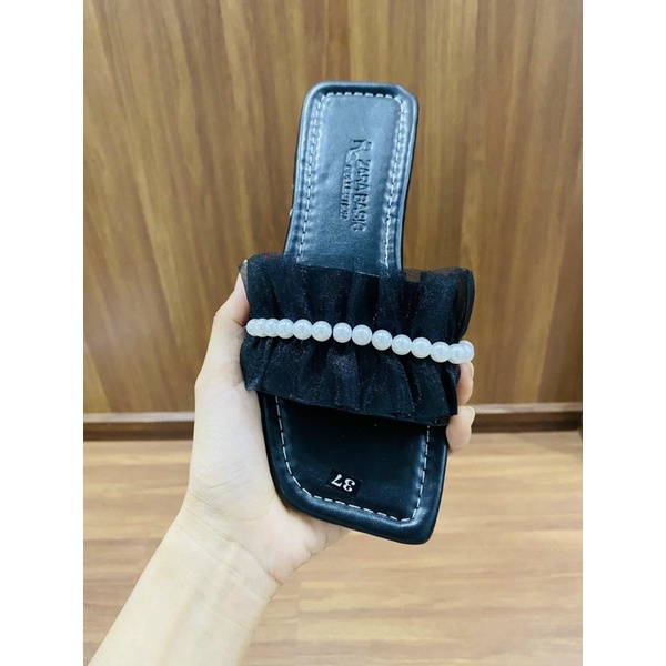 Dép bệt kiểu quai tua kèm ngọc nền da mang êm cực kì.bền đẹp. nắng mưa đều mang được. cam kết như hình.