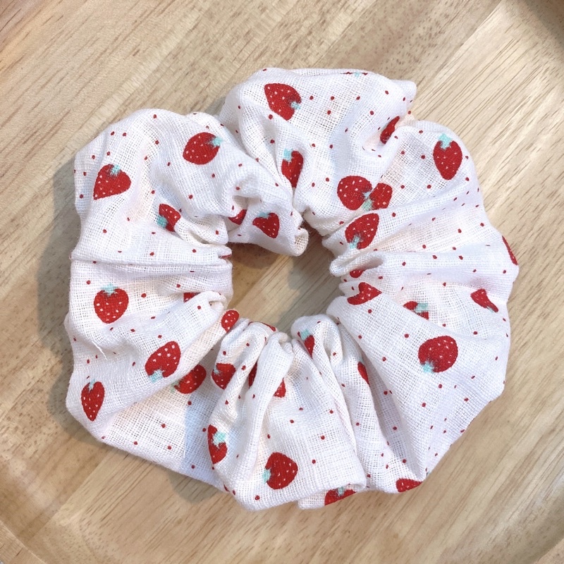 Scrunchies cột tóc hình quả dâu nhí