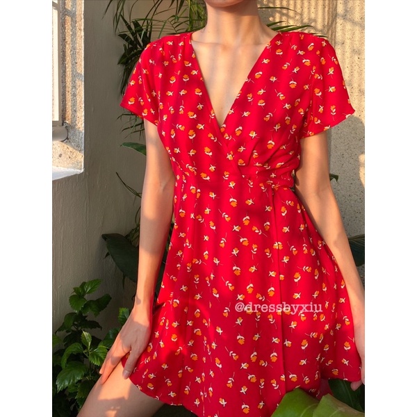Đầm Đỏ Hoa Vàng Thắt Dây Eo