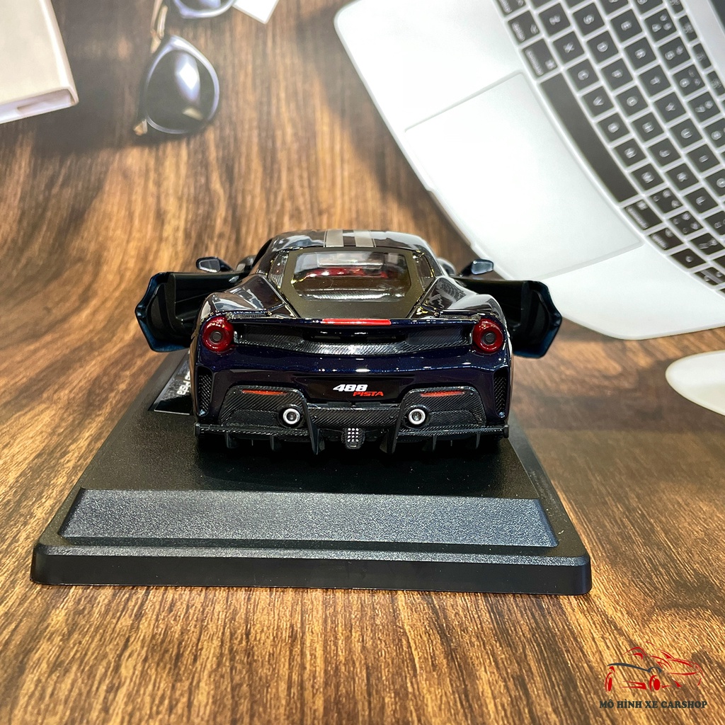 Mô hình xe trưng bày cao cấp Ferrari 488 Pista tỷ lệ 1:24 hãng Bburago màu xanh đen